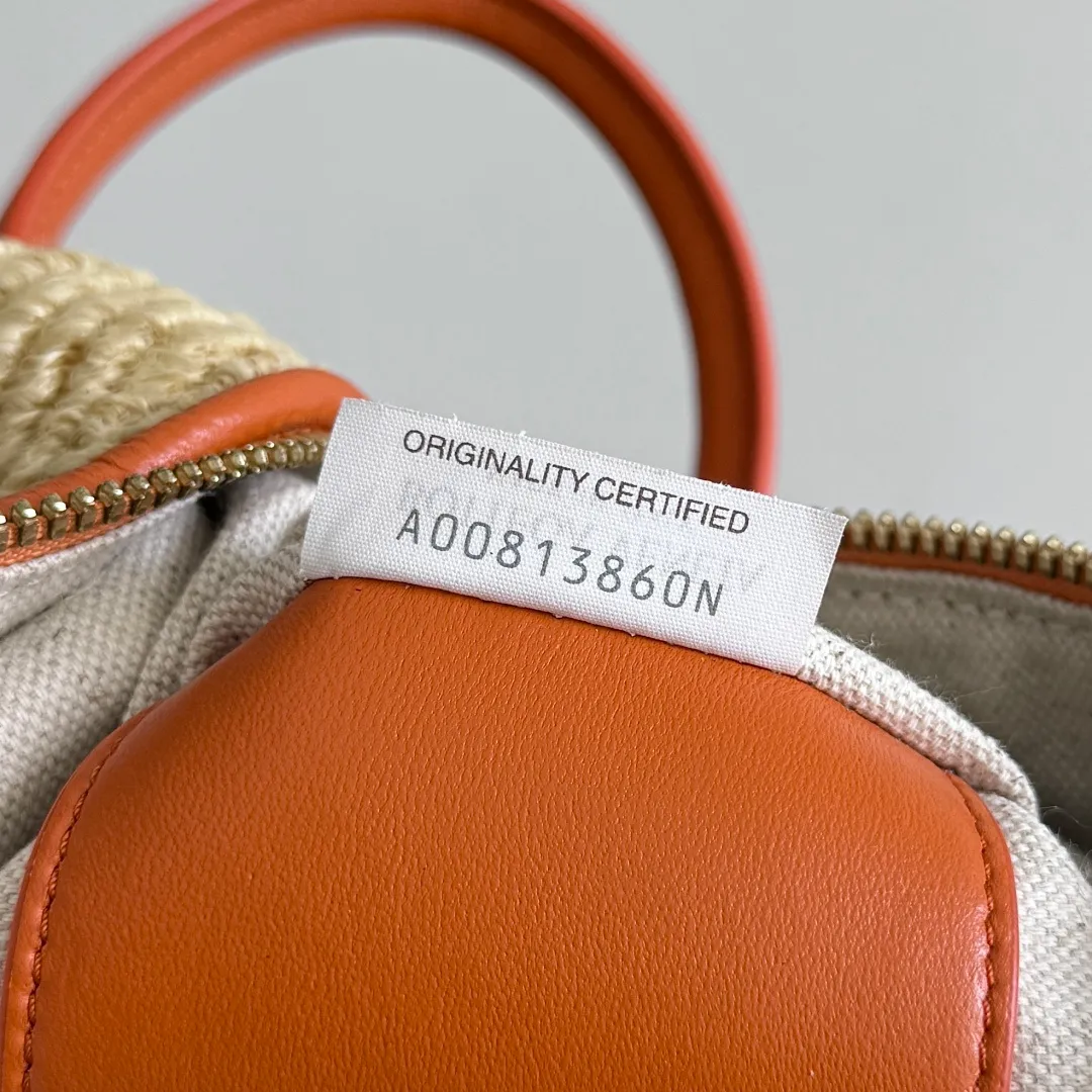Batch 1560 BOTTEGA VENETA2025summer new burnt orange raffia loop👋🏻This small loop directly grows on my aesthetic point💥! The oversized buckles on both sides are amazing. The bag can be folded and used as a handle. You can easily switch between shoulder, crossbody and handbag, unlocking N ways to carry it✨! Iconic knot decoration, instantly recognizable as high-end! It is made of a super special raffia blended material, and the texture is ridiculously exquisite! Small-batch dyeing makes each bag unique in color. Carry it on the street in summer and slay the whole crowd! ! Traveling with the new color matching of BV Loop👜 is just like a vacation! Weaved with raffia, it is full of natural texture and summer style; paired with orange leather parts, the color contrast is sharp and fashionable. The overall style is casual yet sophisticated, suitable for matching with holiday or casual clothing, and can add highlights to your outfit. ✨The summer limited edition raffia is paired with bright orange, full of vitality! Wear it on your back and go on vacation together⛱️🍹 Style number: 19*12*9cm